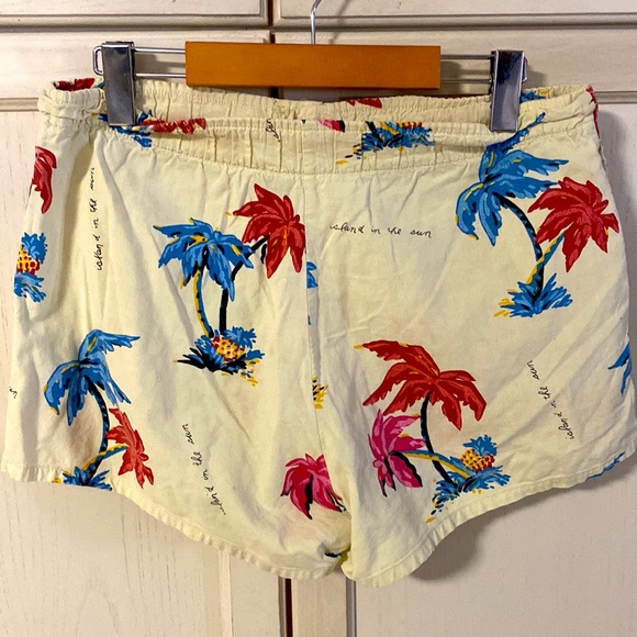 A great pair of medium shorts - Picture 5 of 6